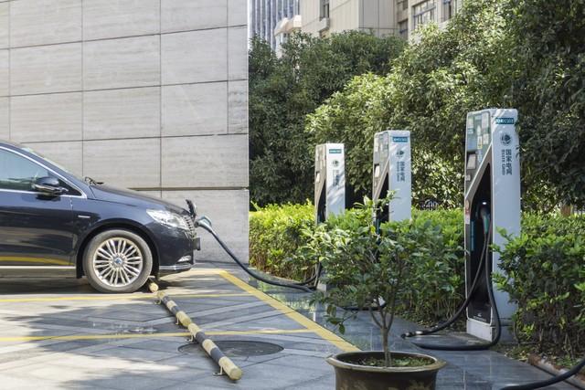 中国为什么不断推行新能源汽车？