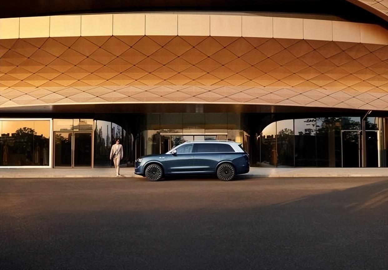 问界M9夺冠揭秘：豪华车市场的新霸主，科技与服务的完美结合！