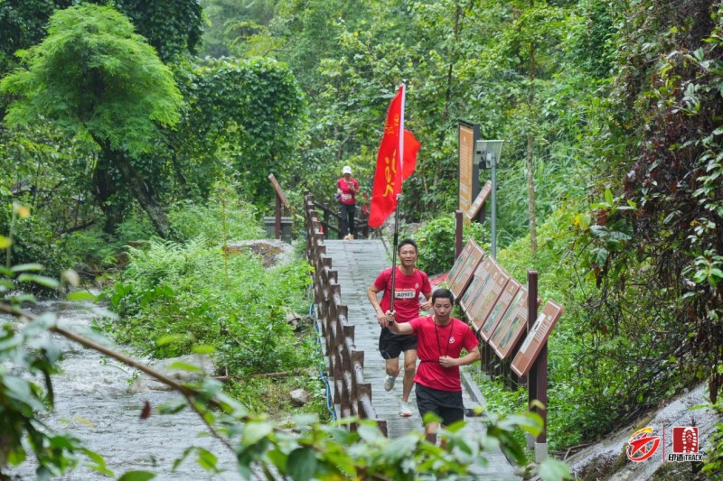 “走红军走过的路”徒步穿越系列活动（东安站）暨舜皇山首届登山活动举行