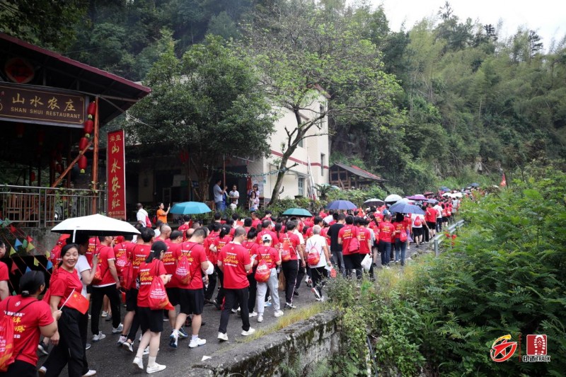 “走红军走过的路”徒步穿越系列活动（东安站）暨舜皇山首届登山活动举行